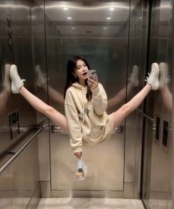 AI生成电梯一字马美女制作教程，条条流量上万，别再在外面被割韭菜了，全流程实操-无痕资源库